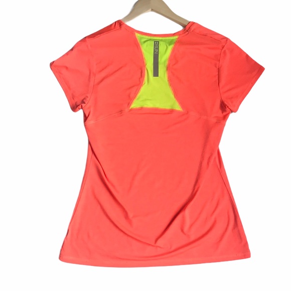 Under Armour Tops - Under Armour T-Shirt Top Athletic Heat Gear